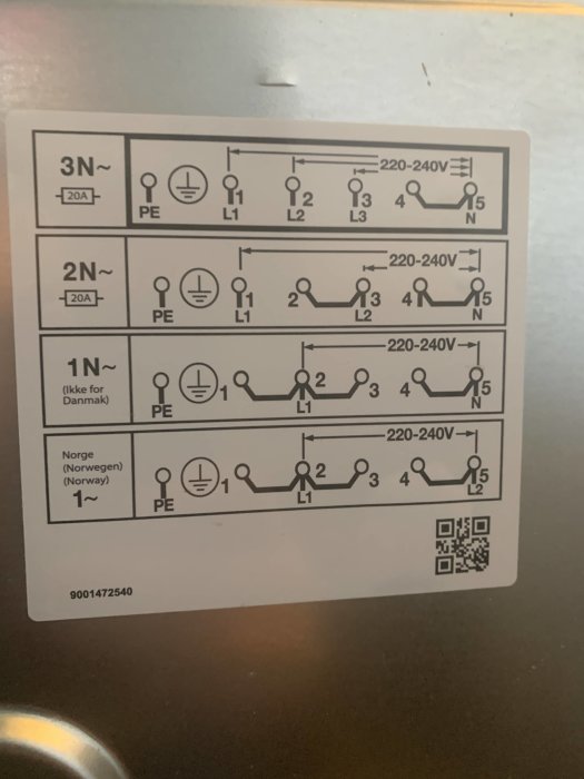 Etikett visar anslutningsscheman för elinstallationer med olika faser och QR-kod.