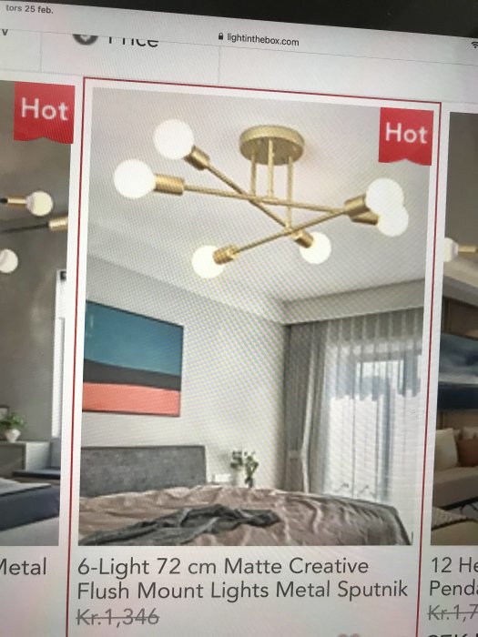 Taklampa med 6 armar och runda vita skärmar på en webbplatsannonsering, text anger "Matte Creative Flush Mount Lights Metal Sputnik".