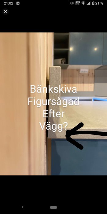 Glapp mellan bänkskiva och figursågad list vid vägg, behöver fogas.