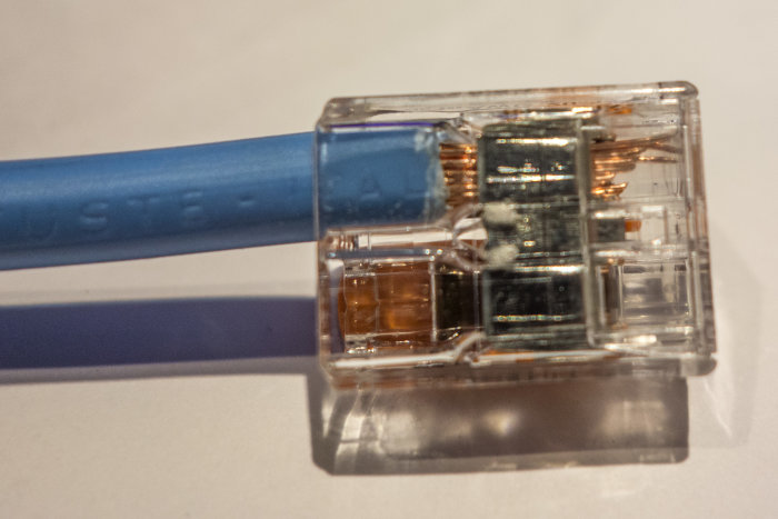 Närbild på Wago 221 skarvklämma med en 6mm2 kabel inkopplad och ojämna kardelar synliga.