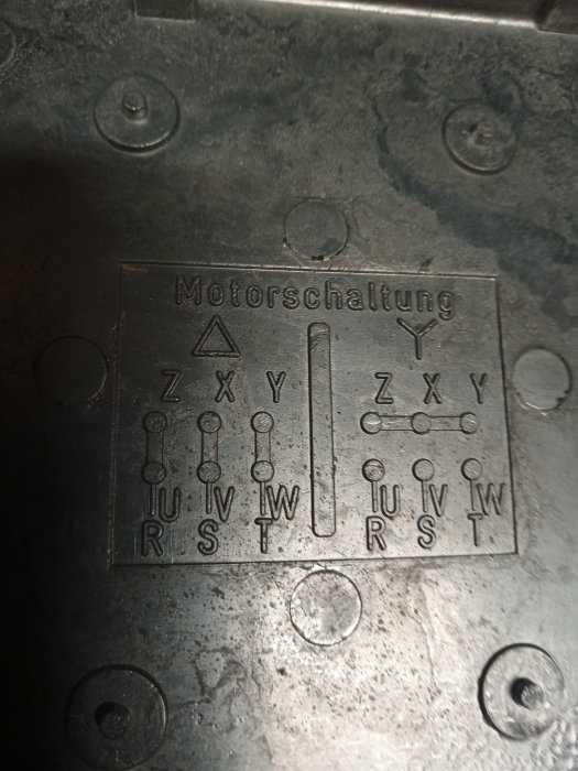 Bild på en kopplingsschemaetikett för en motor med en stjärn-delta-start med märkningarna U, V, W för statorledningar.