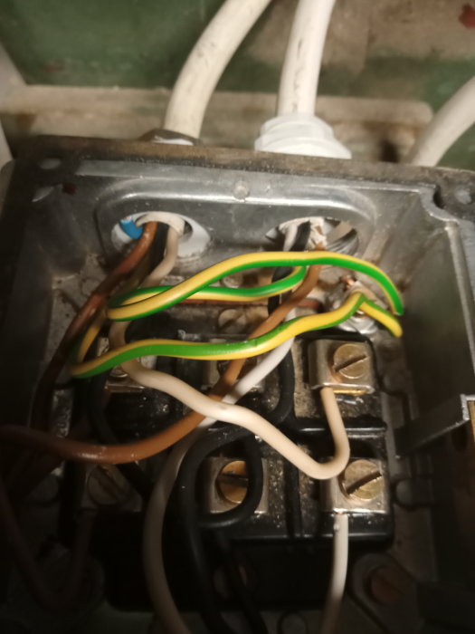 Elektrisk koppling i en planhyvel med synliga ledningar och terminaler, inklusive obesatt nolla.