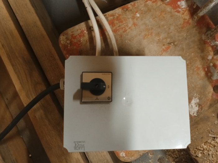 Halvautomatisk yd-start på en Waco planhyvel med en svart strömbrytare och ej inkopplad blå ledare.
