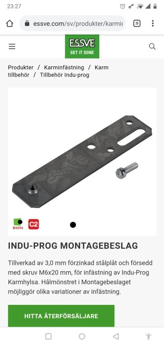 Ett svart montageslag av förzinkat stål med en skruv, används för att montera altandörrkarm mot regelvägg.