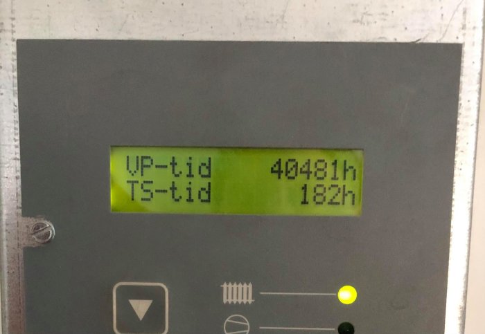 Bergvärmepumpens gränssnitt visar drifttider: VP-tid 40481h, TS-tid 182h.
