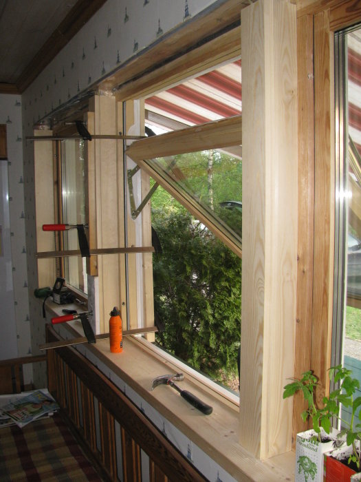 Installation av en lång fönsterbräda med skruvfixering, verktyg och borrningsdetaljer syns.