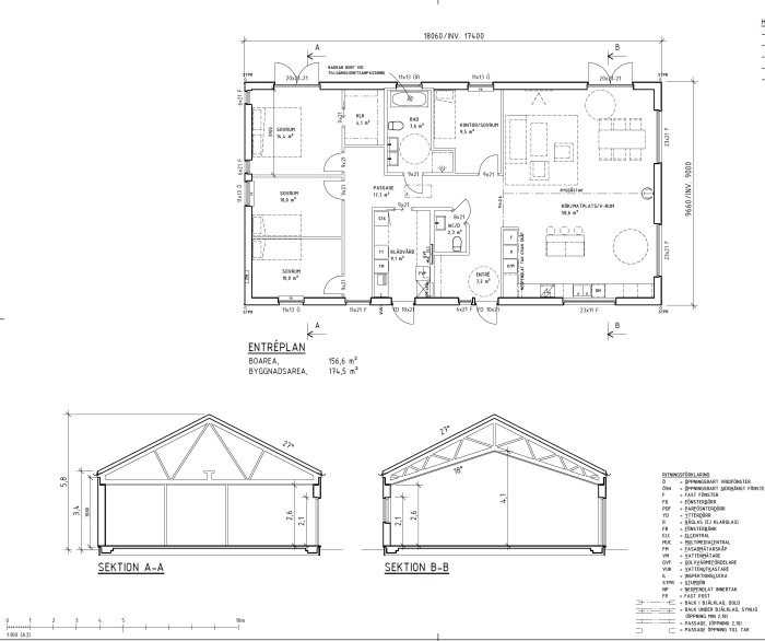 Ritning av entréplan för hus med utmärkta rum, möblering och dimensioner som visar planering av kök och vardagsrum.