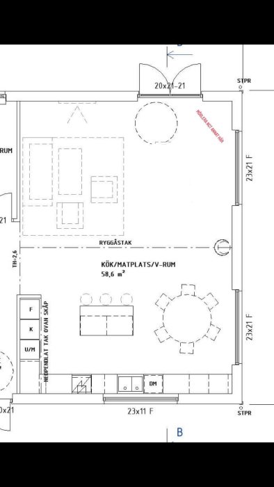 Arkitektonisk planritning av ett kök och vardagsrum med markerade positioner för köksö och runt matbord.