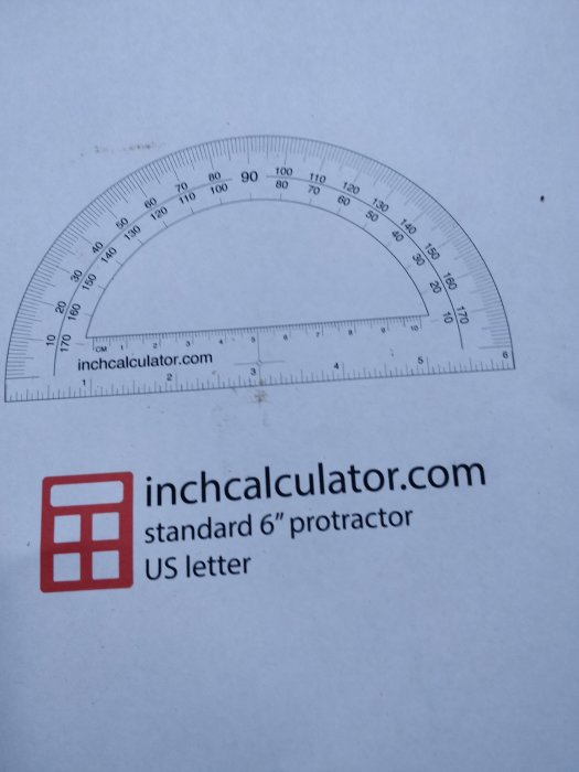 Utskriven halvcirkelformad vinkelmätare med graderingar från inchcalculator.com på papper.