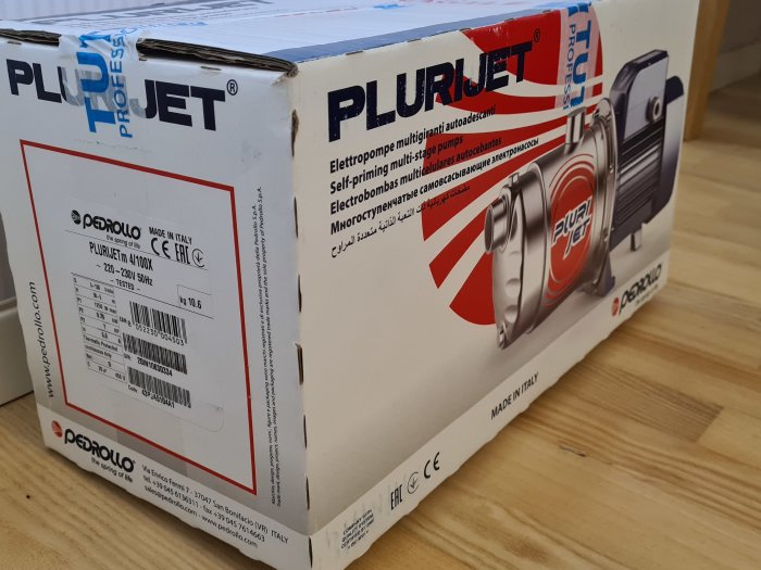 Kartongförpackning av PLURIJET vattenpump märkt "Made in Italy" med teknisk specifikation på sidan.