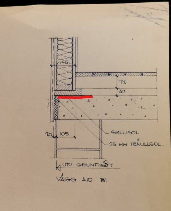 Ritning av byggnadsdetalj med måttangivelser och markerad del i rött som diskuteras för borttagning.