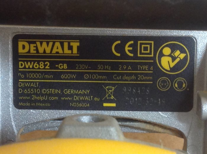 Typskylt på en DEWALT kexfräs DW682 med specifikationer som 230V, 600W och 10000/min, tillverkad i Mexiko.