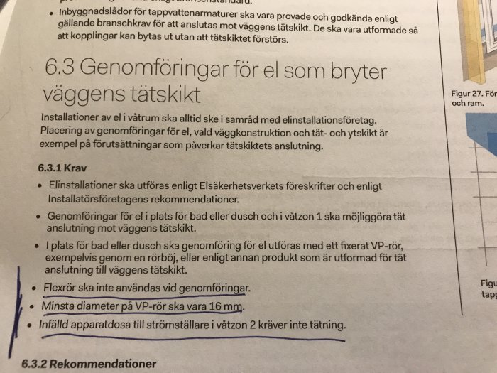 Sida ur häfte som beskriver installationskrav för el i våtrum med fokus på genomborrar väggens tätskikt, del av GVKs regler.