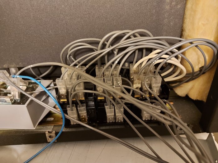 Kontaktorer i en 80-tals värmepanna med trassliga kablar och flatstiftsanslutningar.