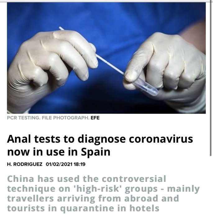 Närbild av en person i blå skyddsklädsel som håller ett provrör och en provtagningspinne för PCR-test.