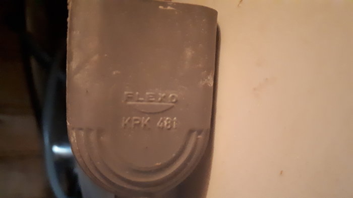 Närbild på en gammal Elektrisk Kontakt Märkt "FLEXO KPK 481".