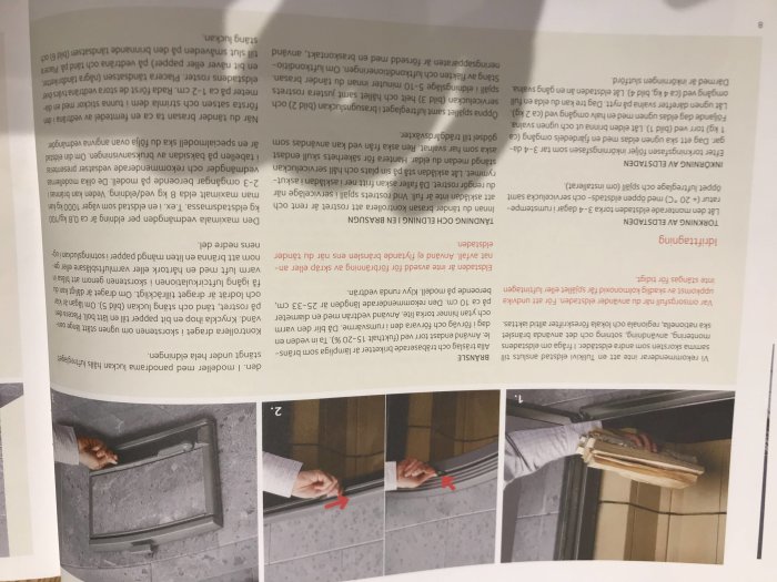 Öppen instruktionsmanual med text och tre steg-för-steg bilder som visar montering av möbeldelar.