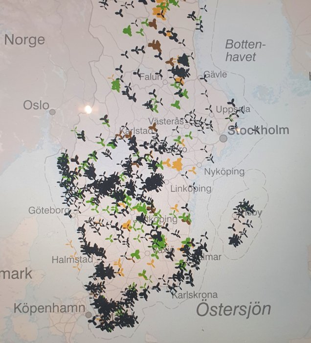 Karta över Sverige som visar fördelningen av vindkraftverk med hög densitet i södra delen.