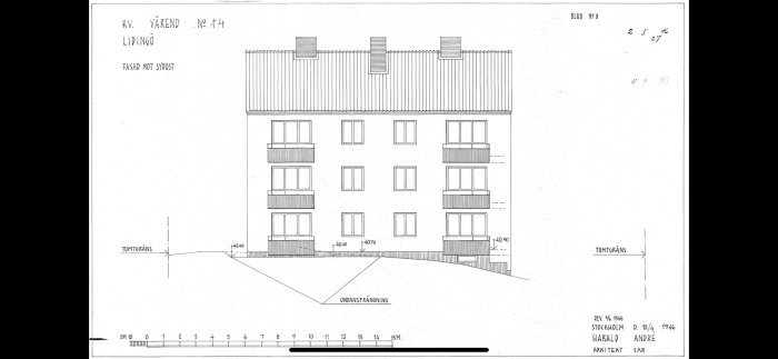 Arkitektritning av flerfamiljshusfasad med detaljerade måttangivelser och tomtgräns.