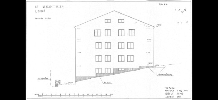 Arkitektritning av en byggnadsfasad med måttangivelser och terränglinjer.