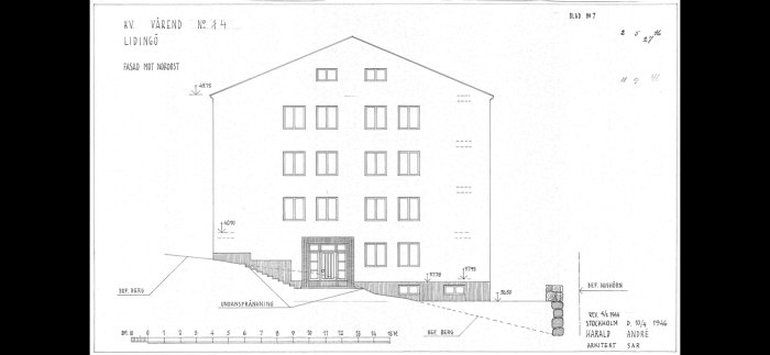 Arkitektritning av byggnadsfasad med måttangivelser, föreställande en flerfamiljsfastighet.