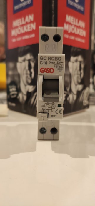 GARO GC RCBO C10 1+N jordfelsbrytare framför reklam för elektriska produkter.