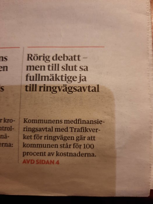 Tidningsutklipp om rörig kommunal debatt gällande ett fullmäktigeja till ett ringvägsavtal.