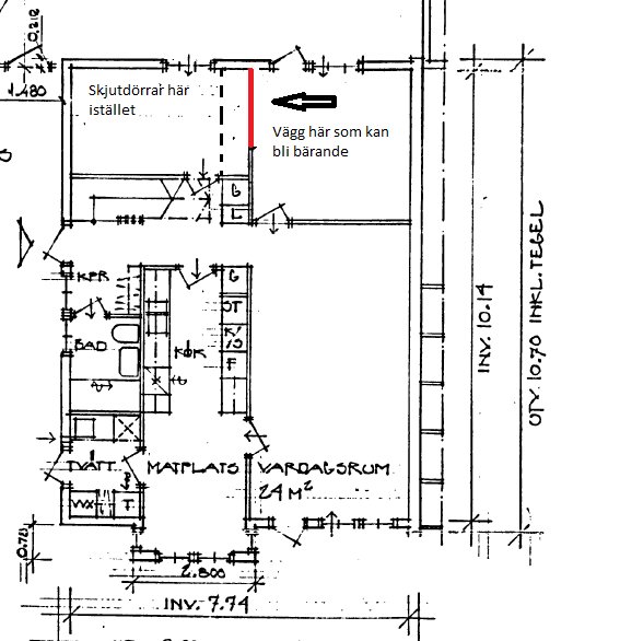 Arkitektonisk ritning av en lägenhetsplan med markerade ändringsområden för skjutdörrar och ny vägg.