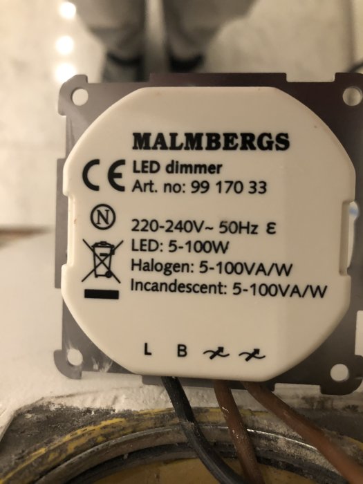 LED-dimmer märkt "MALMBERGS" med specifikationer och kablar kopplade till plintar markerade med "L", "B" och "X".