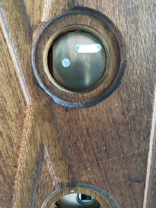 Närbild på justerat lås och urtagning i träprofil, spår av tidigare låsring syns till höger.