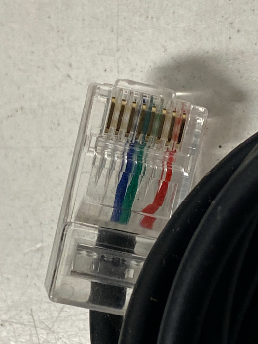 RJ45-kontakt med synliga färgkodade ledare, som används i försök att parallellkoppla styrenheter.