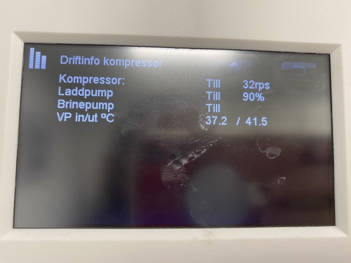 Digital skärm som visar driftinformation för en kompressor inklusive status och temperaturer.