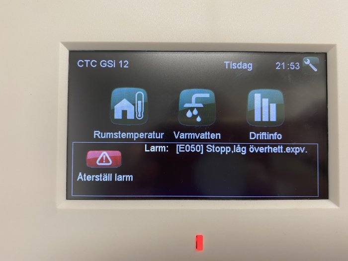 Display på en CTC GSi 12 värmepump med larmkod [E050] för stopp på grund av överhettningsexpansion.