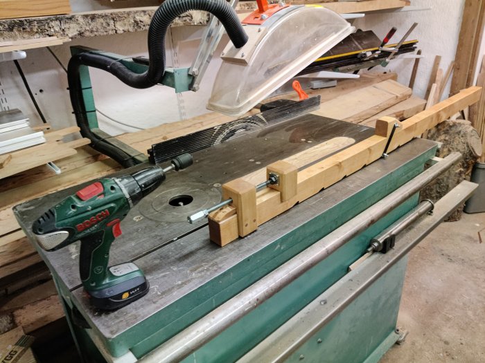 Hemmagjorda limknektar av björk oljade med linolja bredvid en skruvdragare på en arbetsbänk i en snickarverkstad.