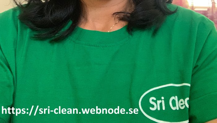 Person i grön tröja med logotypen för städfirman "Sri Clean" och företagets webbadress.