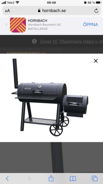 Trädgårdsgrill liknande den modellen inläggsförfattaren överväger att köpa, svart, på hjul.