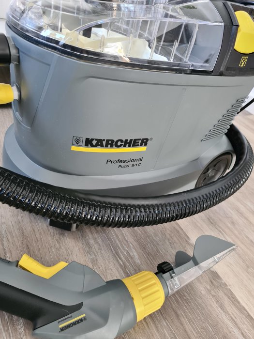 Kärcher Professional Puzzi 8/1 C textilrengöringsmaskin nyköpt, användbar för bil och hem.