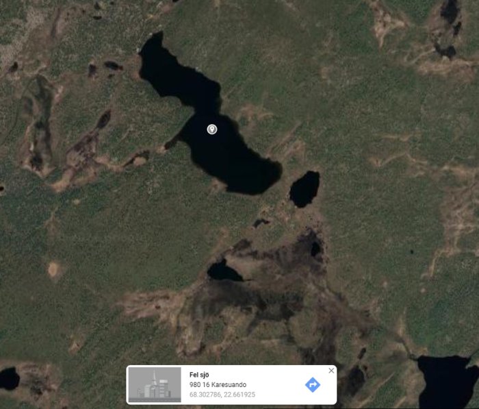 Satellitbild över flera sjöar och skogsmark som illustrerar en möjlig felnavigering.
