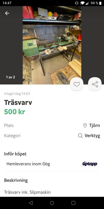 Grön träsvärv och slipmaskin i en rörig verkstad med olika verktyg och brädor.