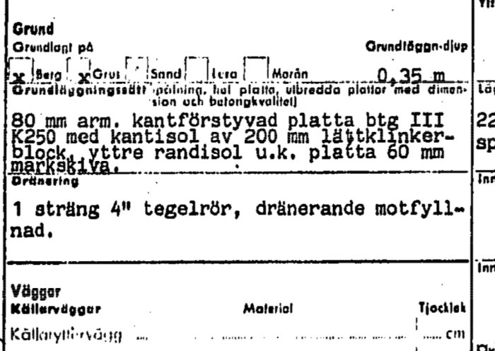 Del av en byggritning som beskriver grundläggning med specifikationer för isolering och dränerande material.