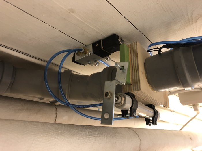 DIY-installation av sensorkort i apparatlåda med 12V nätdel och slangar monterade under en träbjälke.