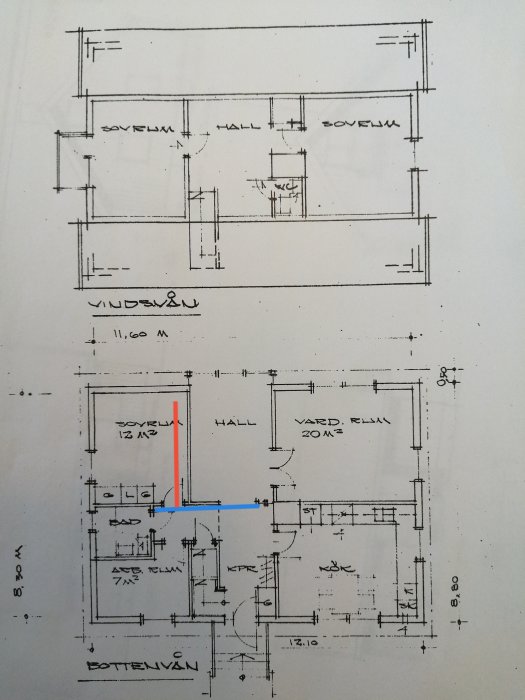 Ritning av husplan med markerade väggar för rivning, röd linje betecknar en vägg, blå en tänkt balk.