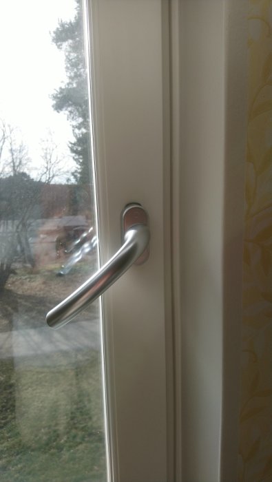 Fönstervred i metall som inte går att stänga korrekt på ett nyinstallerat fönster i en bostadsrättsförening.