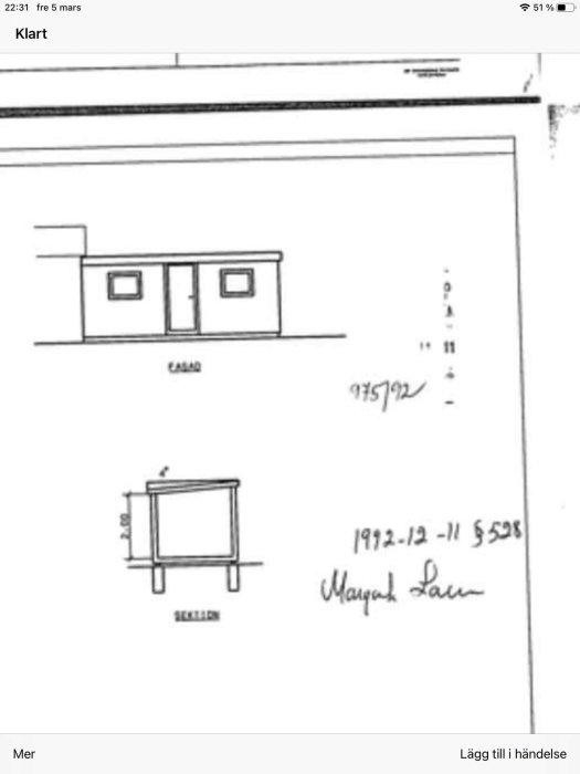 Ritning av en byggnad i profil och sektion med måttangivelser, daterad 1992, relaterad till byggdiskussion om mögelskador.