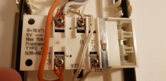 Eltransformator märkt 8-16V med kopplade sladdar på märkta terminaler 0, 1 och 3.