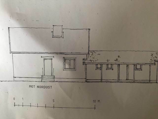 Arkitektritning av en husfasad med tillbyggnad sett från nordost, med skala och vegetationstecken.