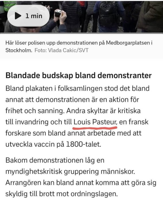 Polisen upplöser en folkmassa under demonstration på Medborgarplatsen i Stockholm.