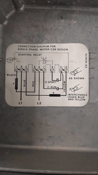 Kopplingsschema för enfasig motor på en metallisk yta med anmärkning om blå och gul kabel.