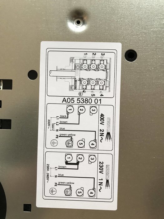 Kopplingsschema för elinstallation med färgkodning av kablar och anslutningspunkter.