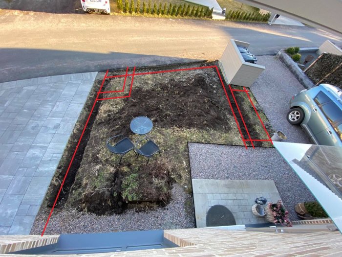 Område för trädgårdsrenovering med rödmarkerade gränser, befintlig sluttning och odlingsytor, vy från ovan.